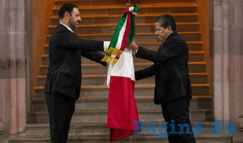 Alejandro Tello entregandole la bandera a David Monreal