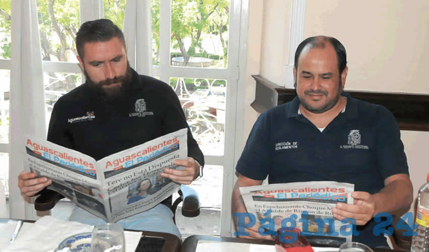 Grupo de personas desayunando.