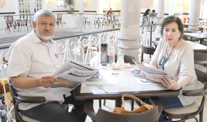 Grupo de personas desayunando.