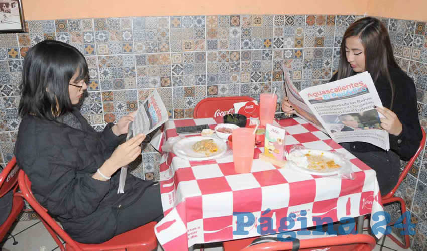 Grupo de personas desayunando.