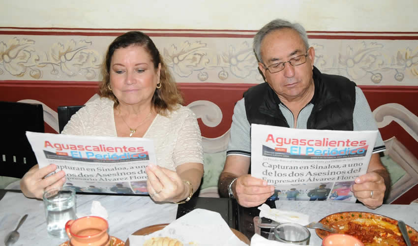 Grupo de personas desayunando.