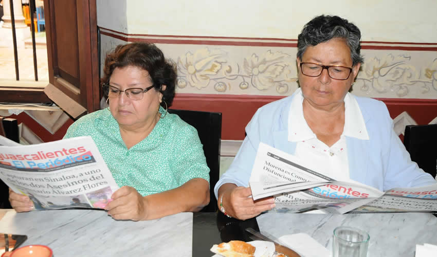 Grupo de personas desayunando.