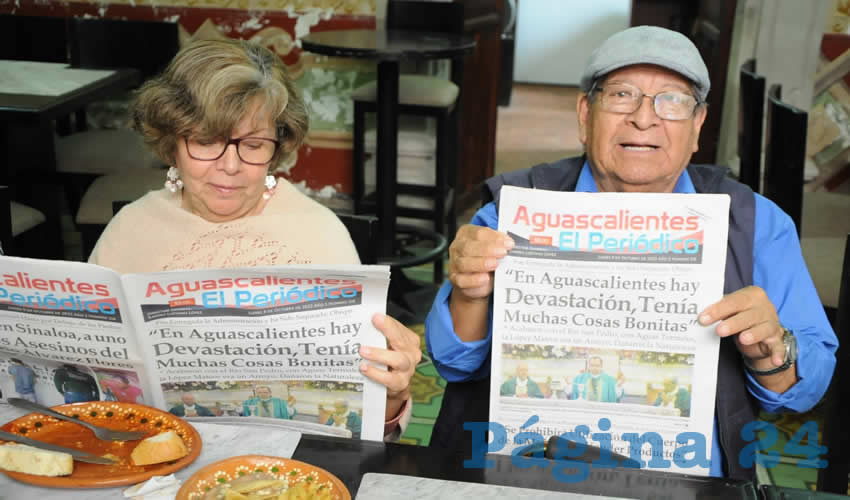 Grupo de personas desayunando.