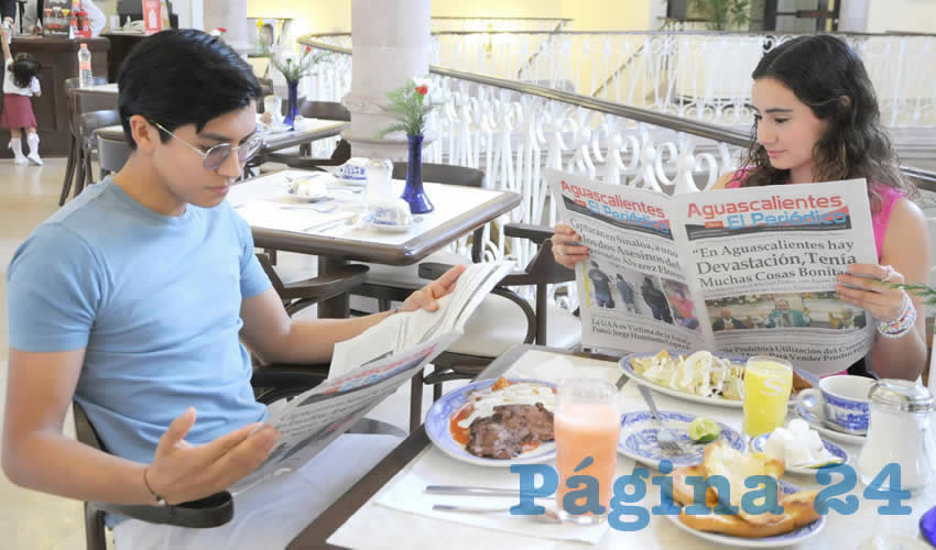 Grupo de personas desayunando.