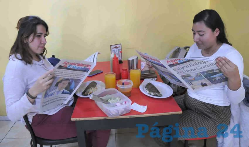 Grupo de personas desayunando.