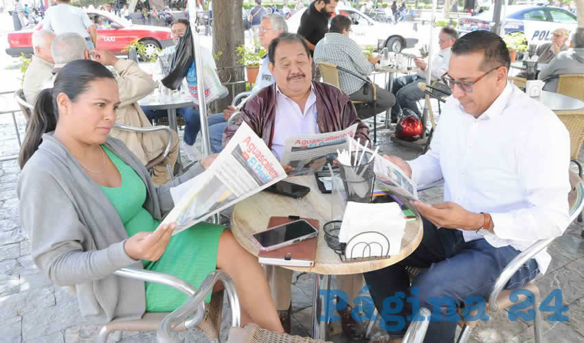 Grupo de personas desayunando.