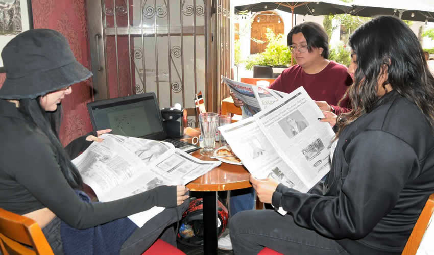 Grupo de personas desayunando.