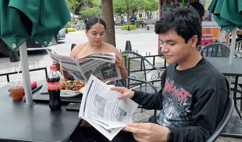 Grupo de personas desayunando.