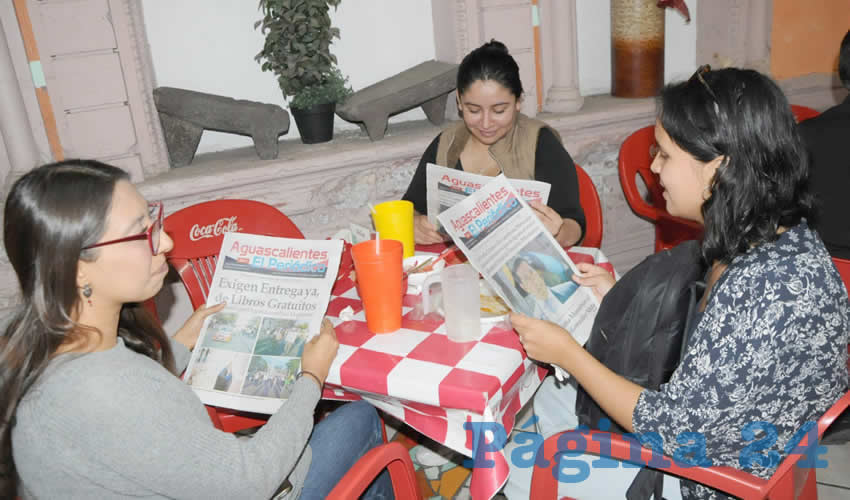 Grupo de personas desayunando.