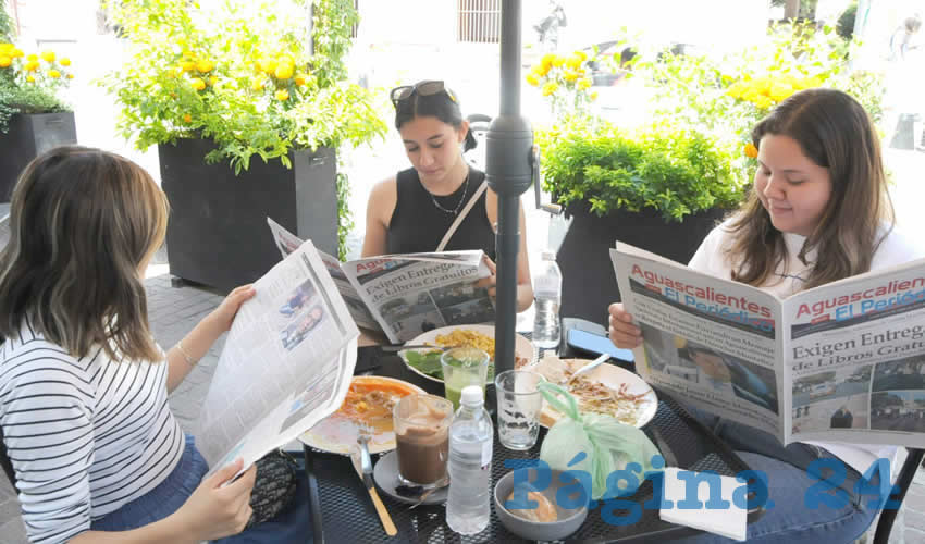 Grupo de personas desayunando.