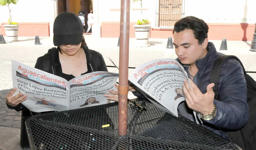 Grupo de personas desayunando.