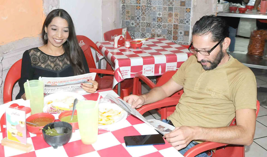 Grupo de personas desayunando.