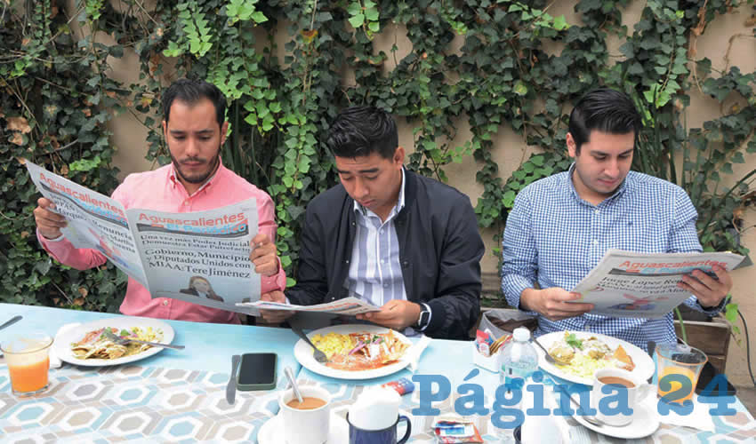 Grupo de personas desayunando.