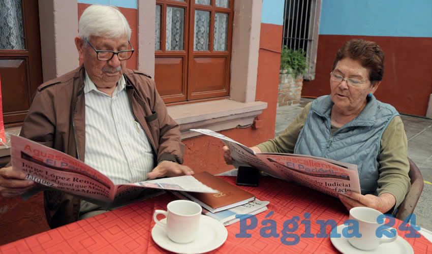 Grupo de personas desayunando.