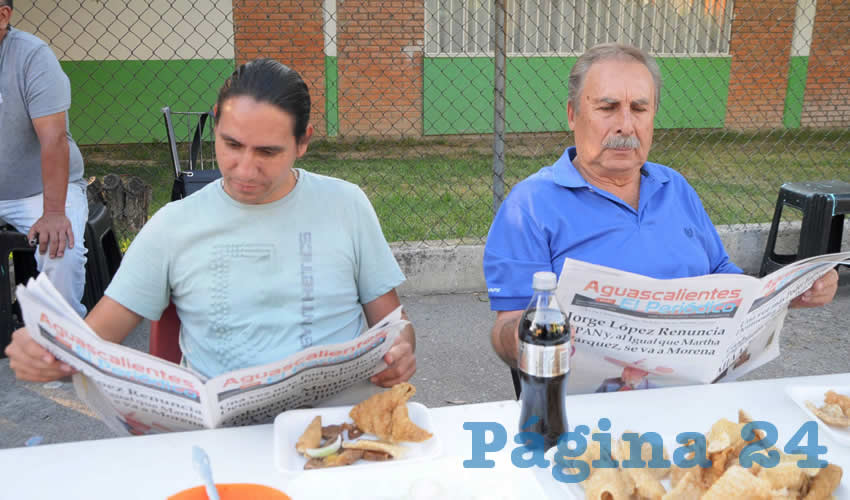 Grupo de personas desayunando.