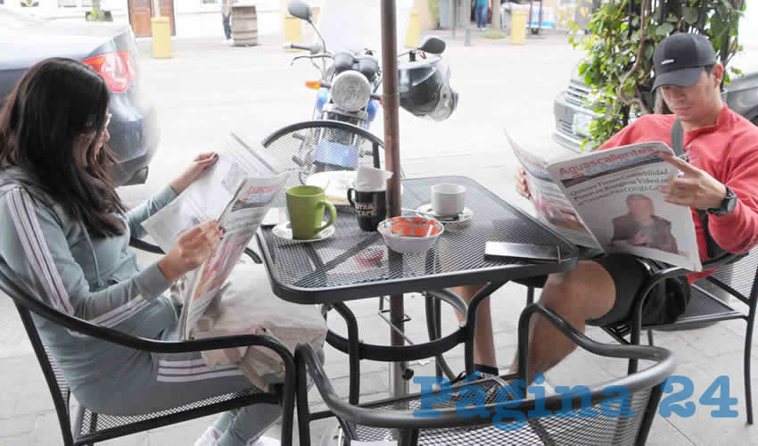 Grupo de personas desayunando.