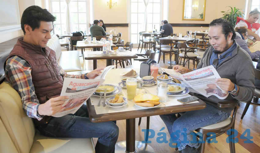 Grupo de personas desayunando.