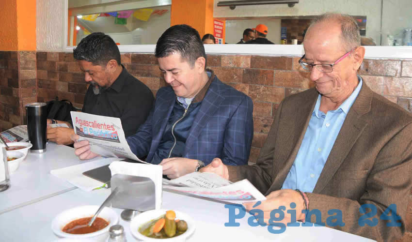 Grupo de personas desayunando.