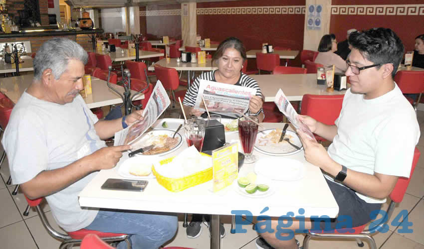 Grupo de personas desayunando.