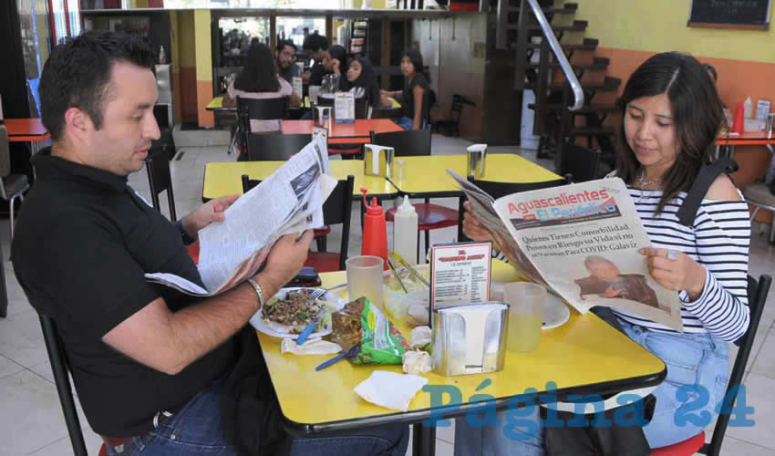 Grupo de personas desayunando.