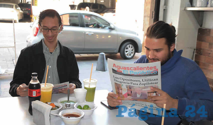 Grupo de personas desayunando.