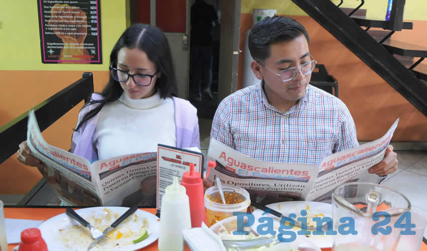 Grupo de personas desayunando.