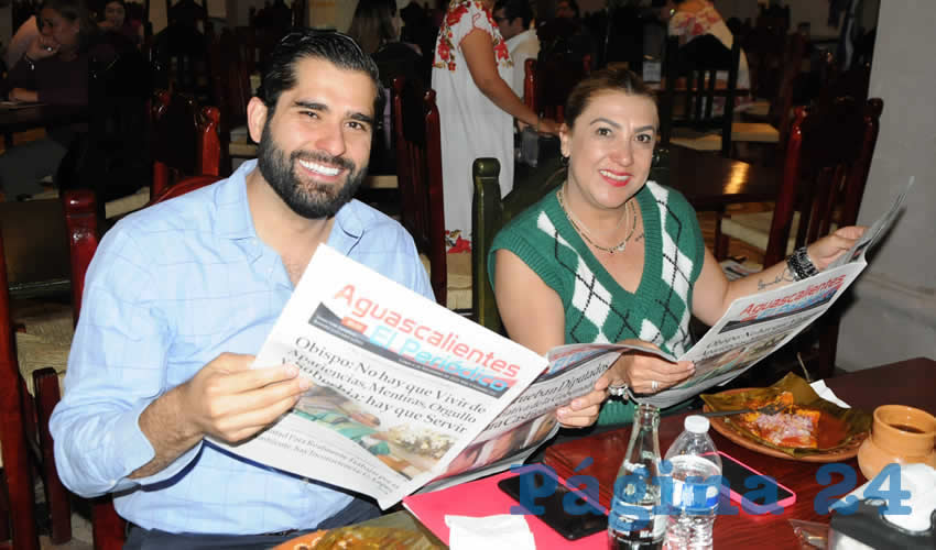 Grupo de personas desayunando.