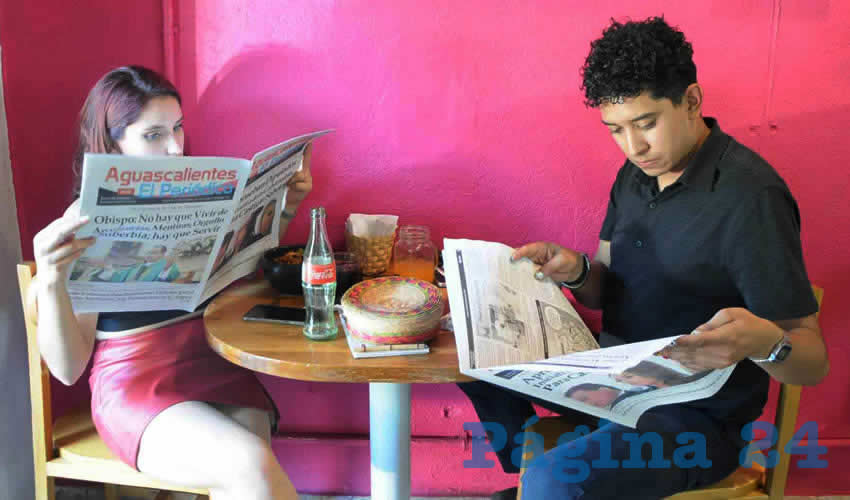 Grupo de personas desayunando.