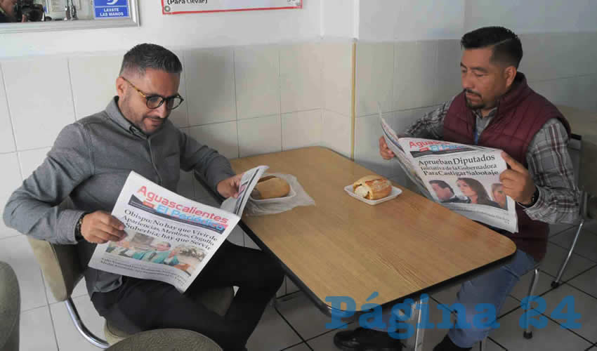 Grupo de personas desayunando.