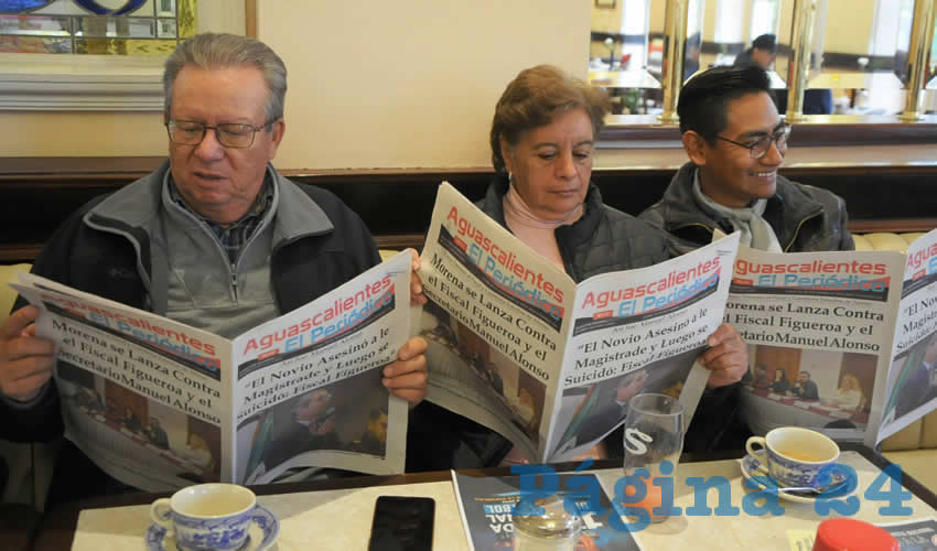 Grupo de personas desayunando.