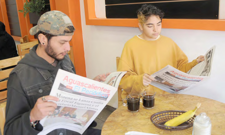 Grupo de personas desayunando.