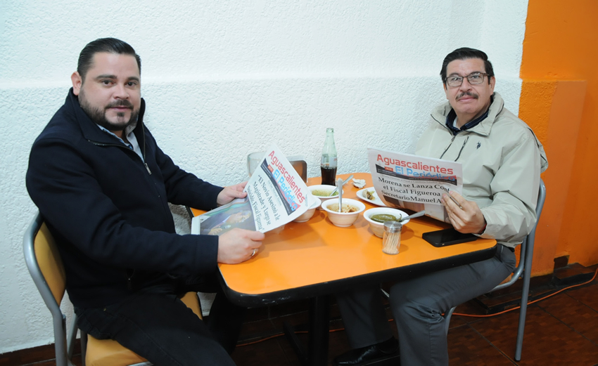 Grupo de personas desayunando.