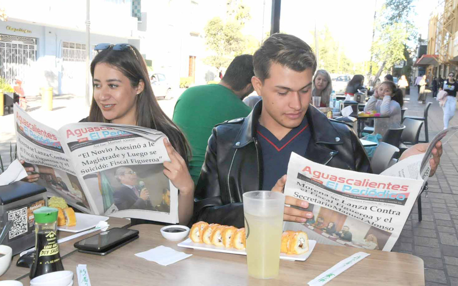 Grupo de personas desayunando.