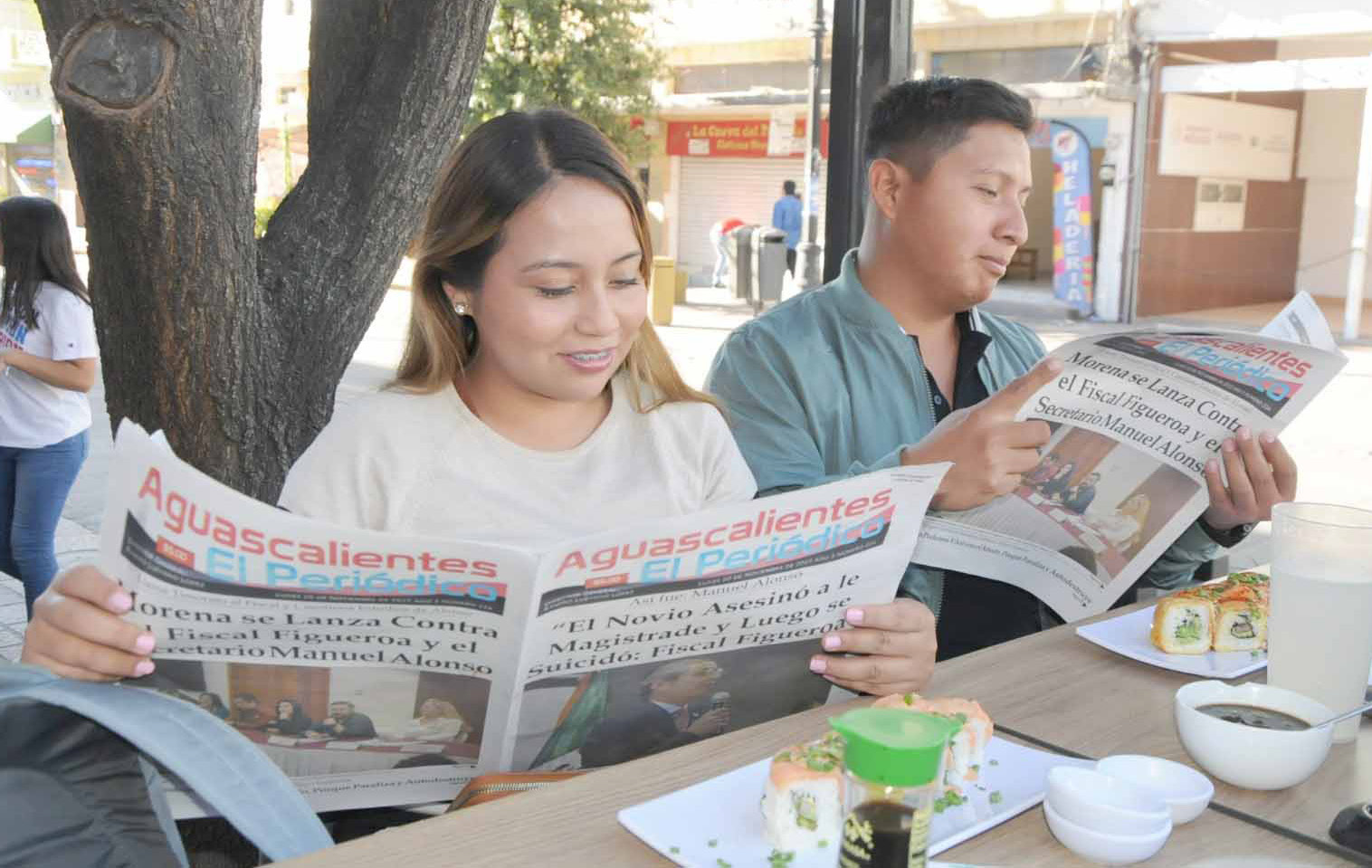 Grupo de personas desayunando.