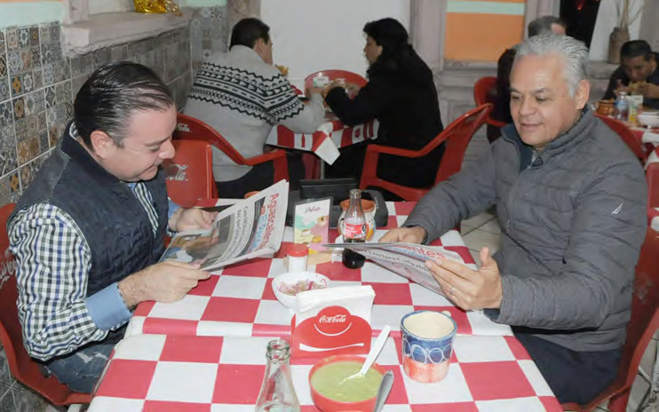 Grupo de personas desayunando.