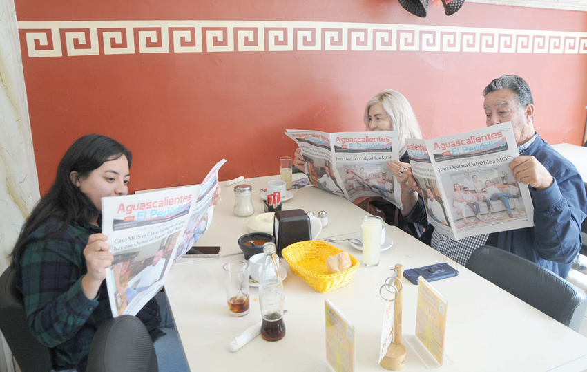 Grupo de personas desayunando.