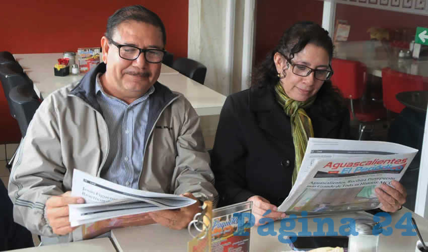 Grupo de personas desayunando.