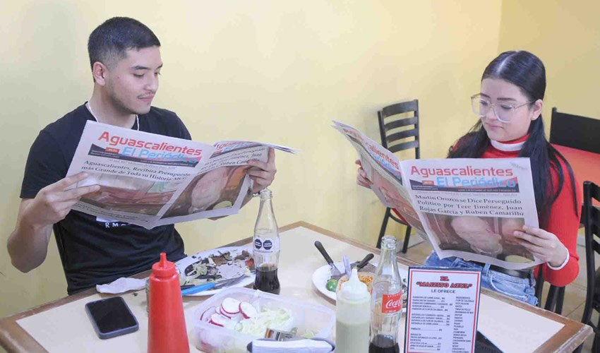 Grupo de personas desayunando.