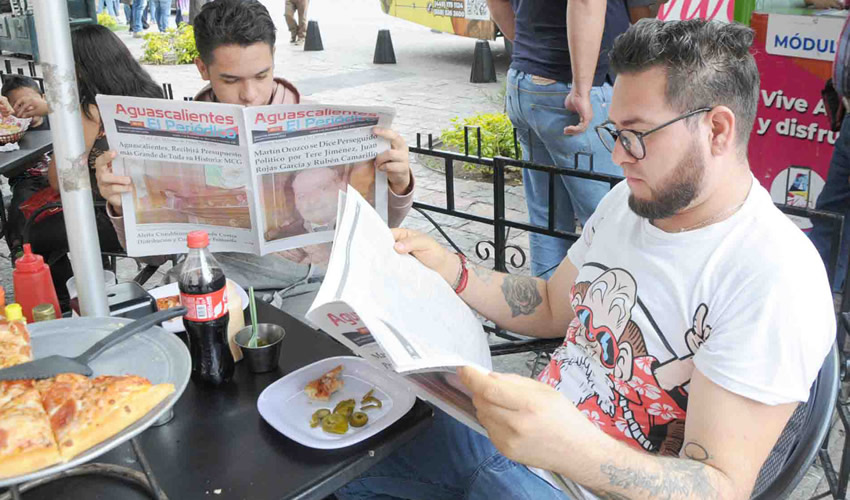 Grupo de personas desayunando.