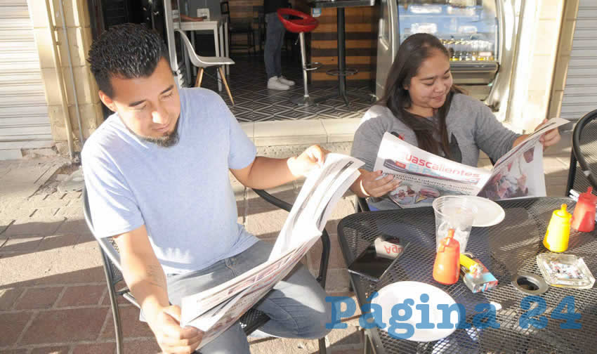 Grupo de personas desayunando.