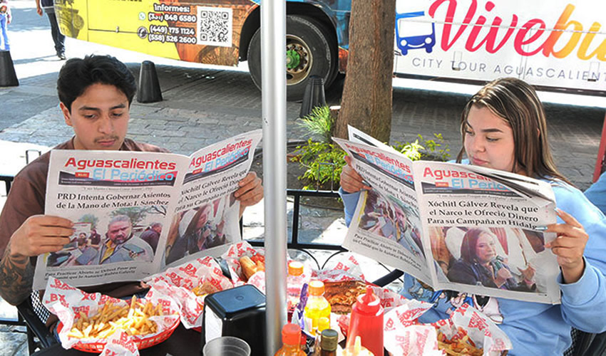 Grupo de personas desayunando.