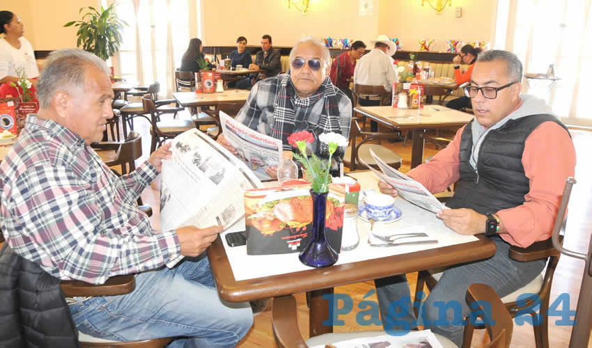 Grupo de personas desayunando.