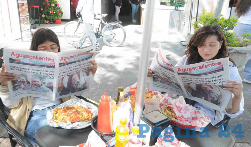 Grupo de personas desayunando.