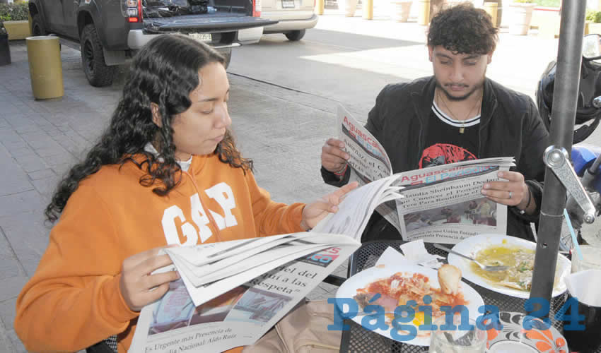 Grupo de personas desayunando.