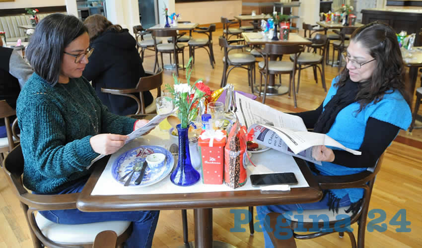 Grupo de personas desayunando.