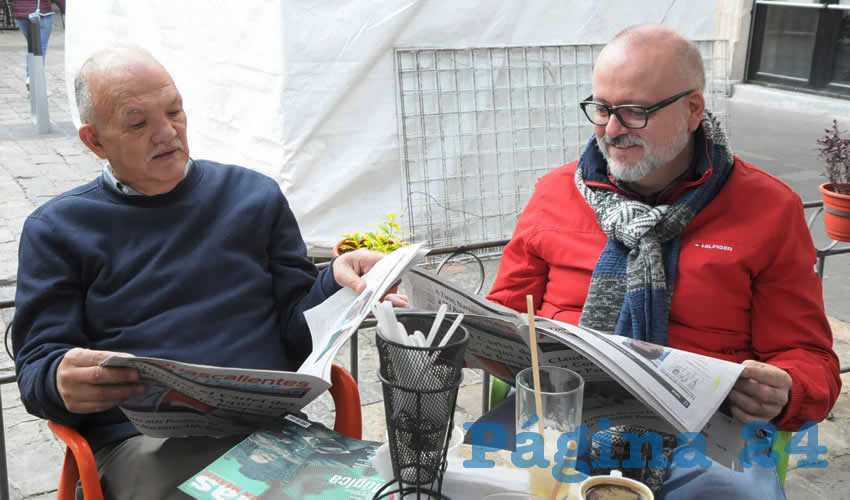 Grupo de personas desayunando.