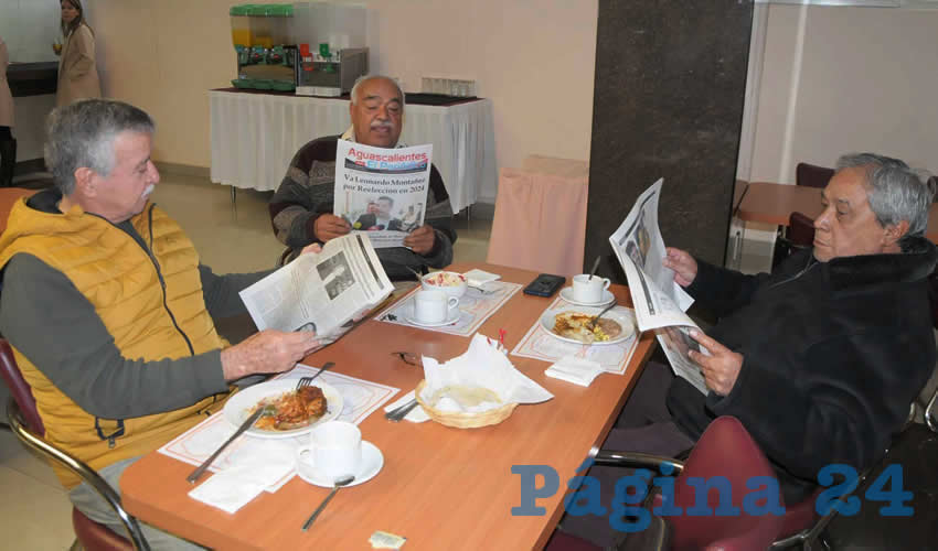 Grupo de personas desayunando.