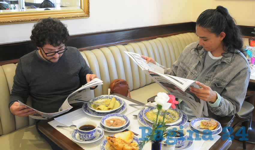 Grupo de personas desayunando.