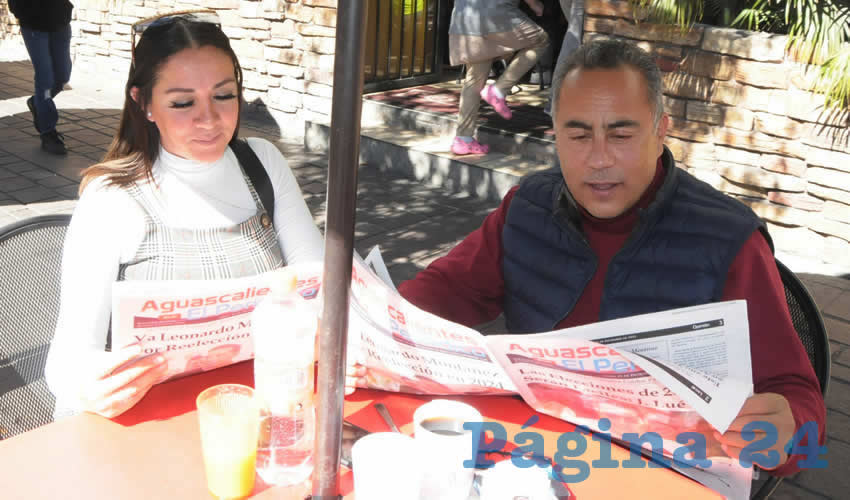 Grupo de personas desayunando.