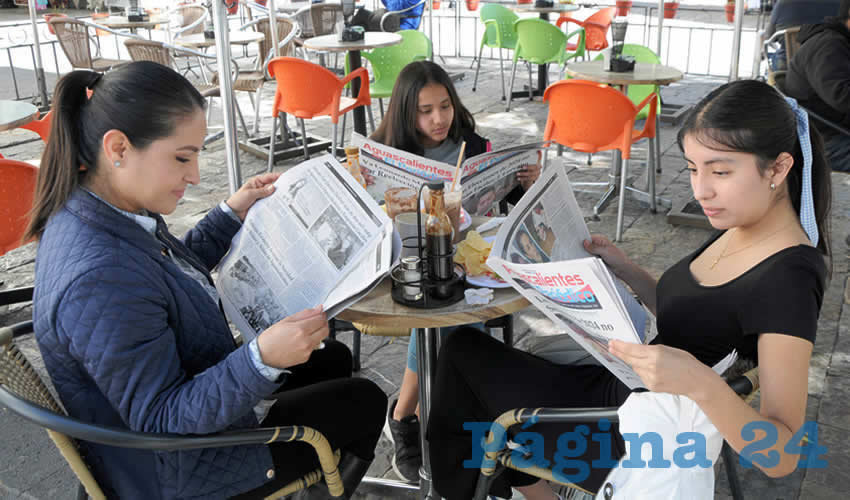 Grupo de personas desayunando.